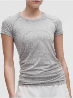 Lululemon grey swifty Women’s Lightweight Grey Crewneck Tee